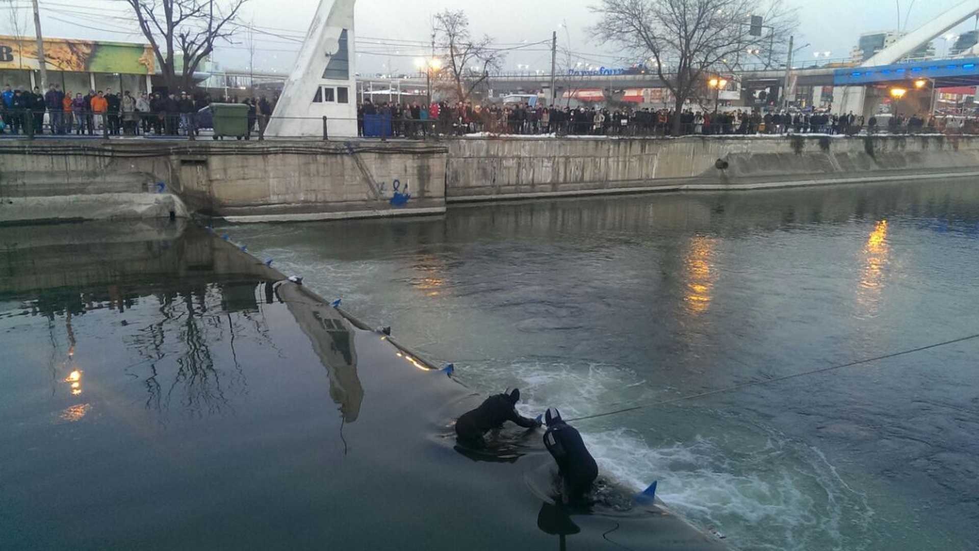 Actiune de salvare in Bucuresti! Scafandrii cauta in Dambovita un barbat care a cazut in apa
