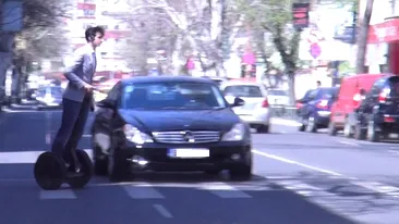 Fite noi pe Dorobanti! Un “trendsetter” mandru a aterizat cu un segway ca-n SF-uri pe bulevard si a incurcat traficul!