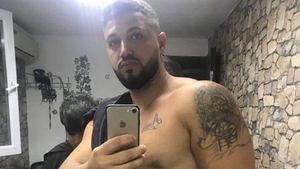 Mohamed, complicele lui Cezar Petcu, s-a predat la poliție! Este acuzat de tentativă de omor după ce l-a tăiat cu briceagul pe Bebino. FOTO + VIDEO