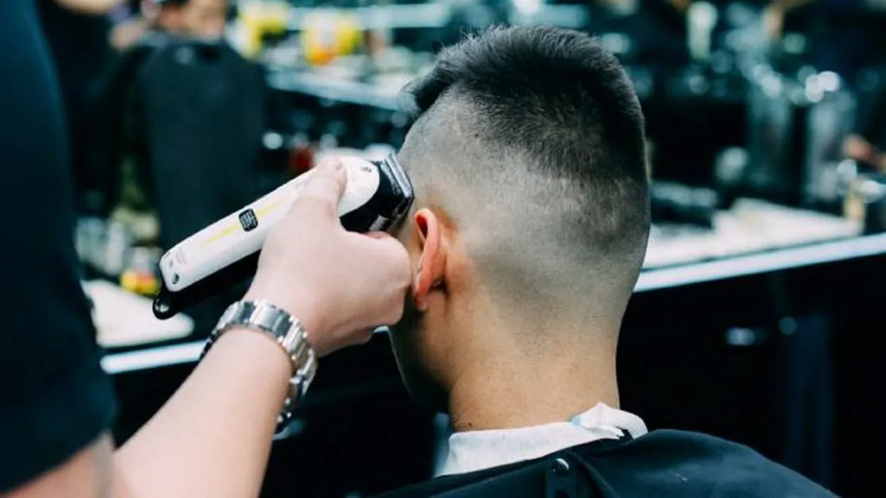 Raed Arafat a făcut anunțul. Ce se întâmplă cu frizeriile după data de 15 mai. Acum e oficial! “Nu poți să...”