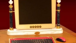 Ce zici de un calculator de aur si marmura de 21.000 de dolari? E facut de un roman!