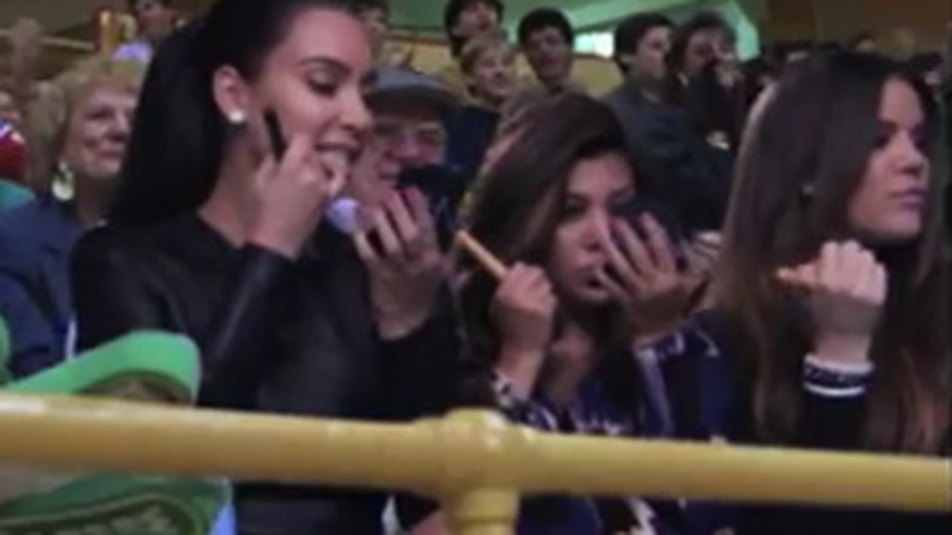 VIDEO Inca o dovada ca surorile Kardashian sunt pitipoance adevarate! Vezi ce faceau in timpul unui meci de baschet!