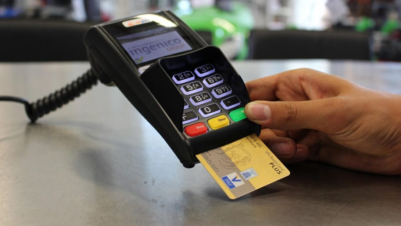 Gata cu banii cash! Taxele, impozitele și amenzile vor fi plătite doar prin card sau transfer bancar