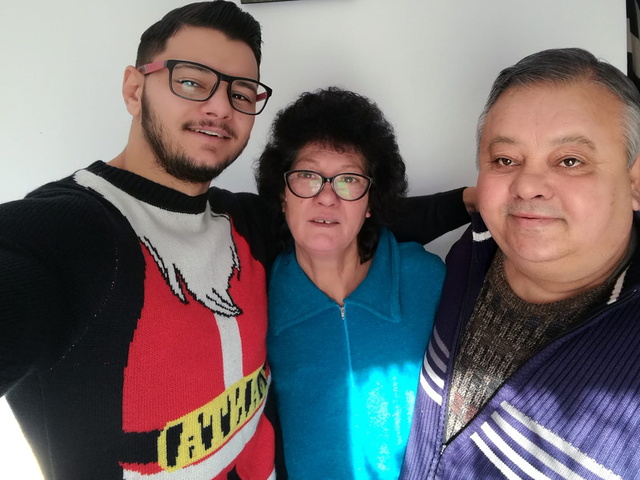 O vedetă de la Antena 1 a fost cerută de soție ca-n filme! Cu o cină la lumina lumânărilor și petale de tradafir peste tot