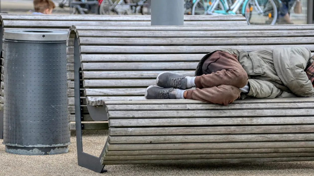 Cum au reacţionat voluntarii după ce un om al străzii din Bucureşti a venit să doneze pentru refugiaţii din Ucraina