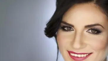 Ellie White are o dantura frumoasa si extrem de alba datorita unor mici trucuri! Vezi cu ce alimente se spala pe dinti