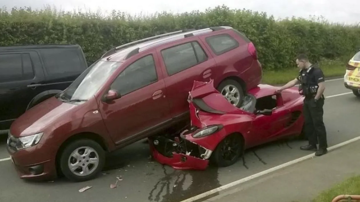 Imagini cu un accident bizar au șocat Internetul. O Dacia Logan Break s-a urcat pe un Lotus Elise