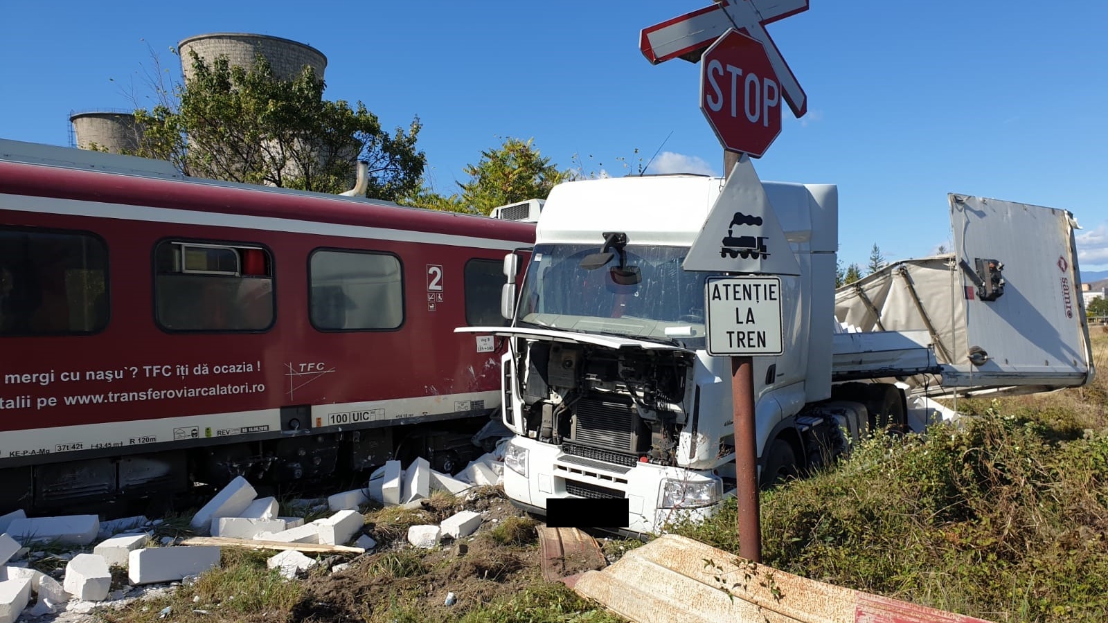 Accident feroviar în Dâmbovița. Un tren a deraiat după ce a acroșat un TIR
