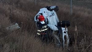 Accident de circulație pe A1, la kilometrul 103. Două autoturisme implicate, unul dintre ele s-a răstunat pe câmp