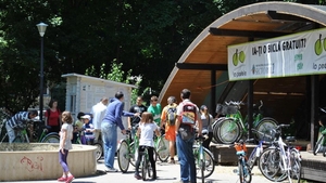 Plimbari gratuite cu bicicleta in parcul Kiseleff! Bucurestenii conoara de la volan si trec in sa!