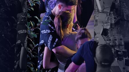 S-a consolat la Cluj cu o clonă a lui Theo Rose! Lăsat cu ochii în soare de artistă, Alex Leonte a fugit din Capitală și ...