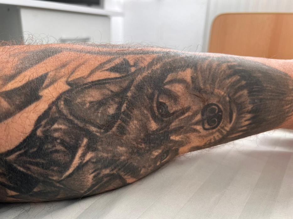 Medicul Sorin Ianceu și-at tatuat un lup peste cicatricea de pe piciorul pe care era să îl piardă în urma rănilor suferite