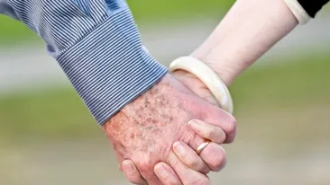 O româncă l-a convins pe un spaniol de 93 de ani să-și schimbe testamentul. Oamenii legii au intrat pe fir și au descoperit că tânăra nu era la prima experiență de acest gen 