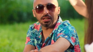 Nu ti-ai fi imaginat sa-l vezi asa pe baiatul rau din hip-hop! Cine a reusit sa-l sensibilizeze si sa-l transforme in mielusel