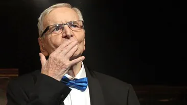 FLORIN PIERSIC, îngenunchiat de durere în foaierul Teatrului Naţional, unde a venit să-şi ia rămas bun de la maestrul RADU BELIGAN!