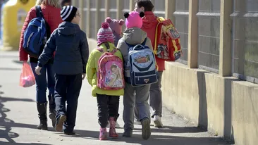 Ministrul EDUCAŢIEI a făcut anunţul: se modifică REGULAMENTUL şcolilor! Ce se va întâmpla cu telefoanele