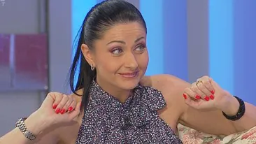 Marcel Toader are simtul umorului! Nu i-a dat Gabrielei papucii, ci chiloţii! Vezi reactia brunetei când i-a văzut