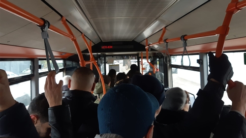 Cum a reacționat o turistă din Franța, după ce a luat autobuzul 178 în București: "Prea multă lume!"