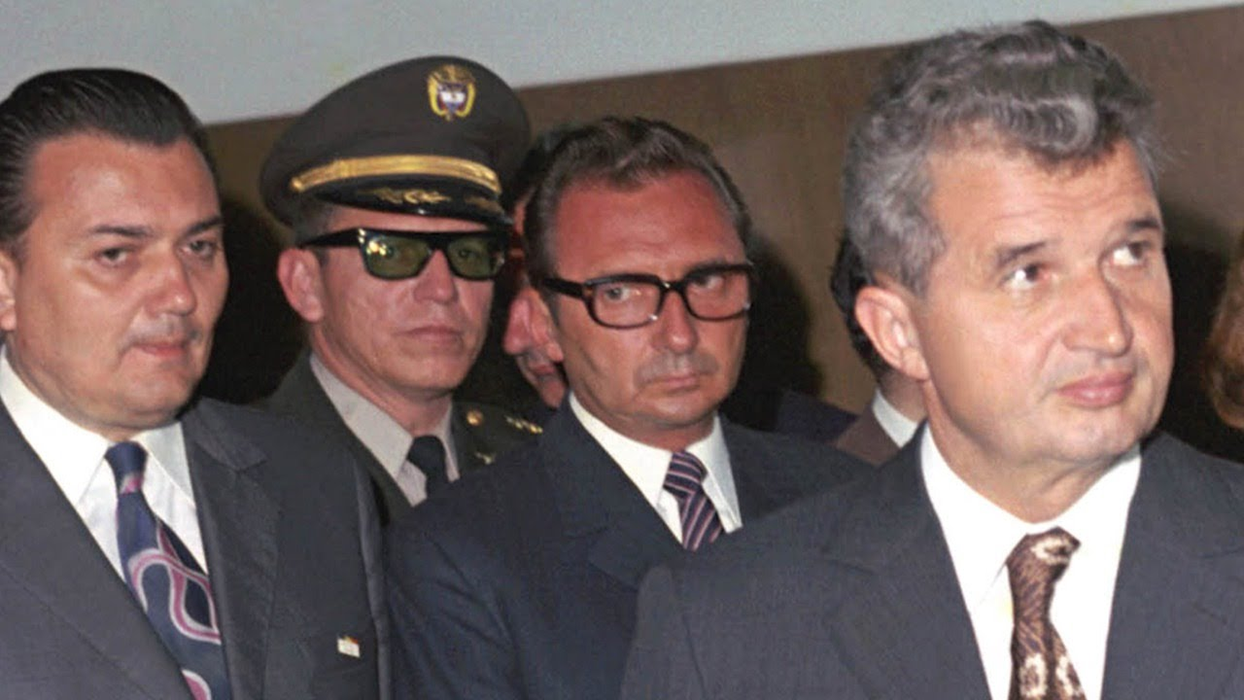 Ion Mihai Pacepa, aici aflându-se chiar în spatele ultimului lider comunist al României, Nicolae Ceaușescu