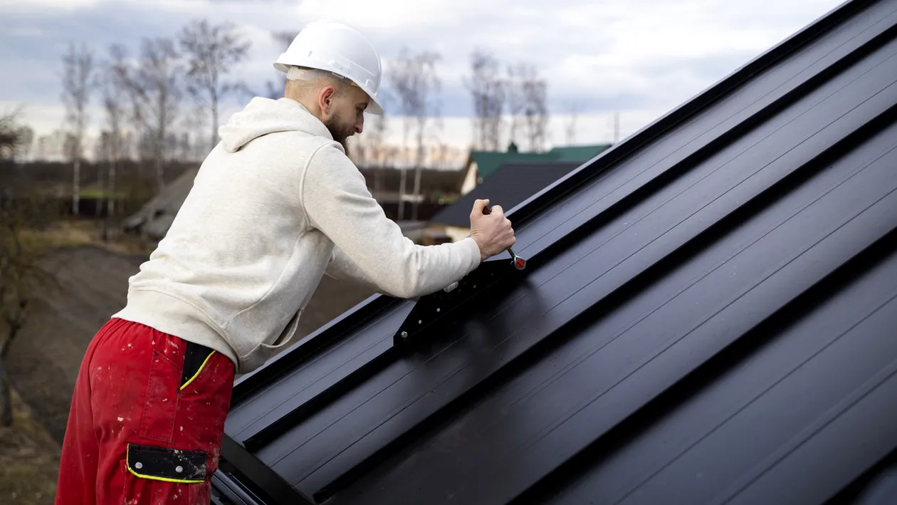 (P) Sistemele de fixare, piesele invizibile care definesc rezistența unui acoperiș complet