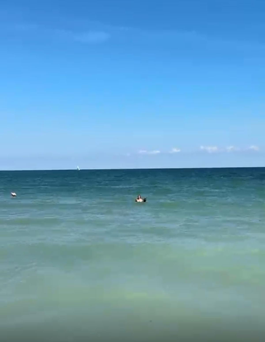 Vama Veche, ca în mijlocul verii pe 19 septembrie! Turiștii fac plajă și baie, iar apa e ca în Grecia