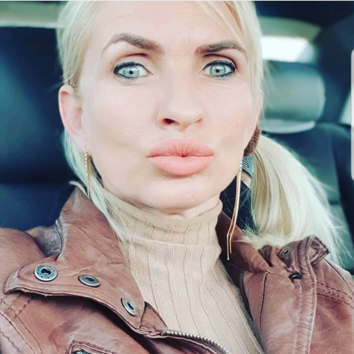 Sexy-românca șofer de TIR în Spania. Ce îi transmit colegii Crinei prin stație când o văd