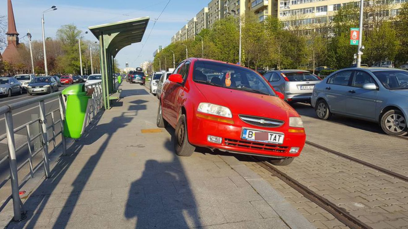 Se întâmplă în Bucureşti! Un şofer şi-a parcat maşina chiar în staţia de tramvai!