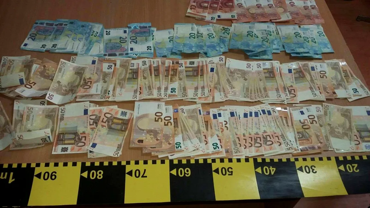 FOTO. O pensionară din Dolj a găsit 5.900 de euro pe drum şi a predat banii la Poliţie. La scurt timp, a mai apărut un bărbat, care găsise şi el 600 de euro. Ai cui erau banii
