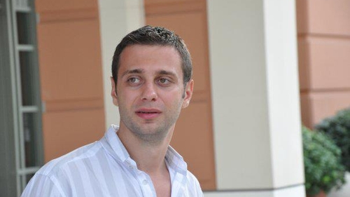 Milionarul Andrei Lisinschi Jr ii face toate poftele iubitei sale. S-au distrat printre testoase si lei albi