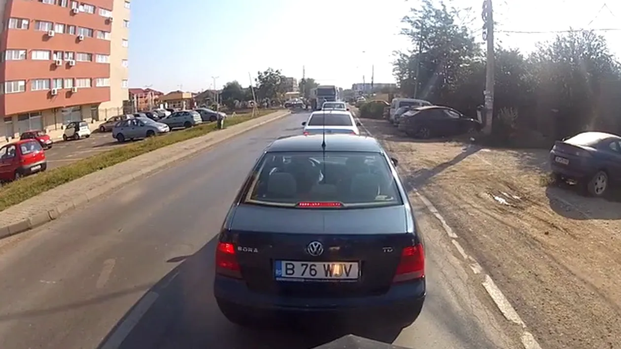 Dorel a oprit circulatia in Bucuresti! Un motociclist revoltat a filmat totul si a fost foarte aproape sa sfarseasca prost!