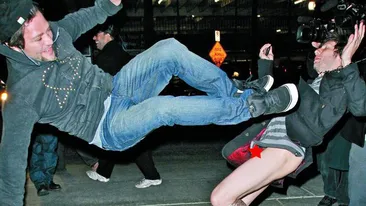 Uite cum s-au caftit in fata hotelului!