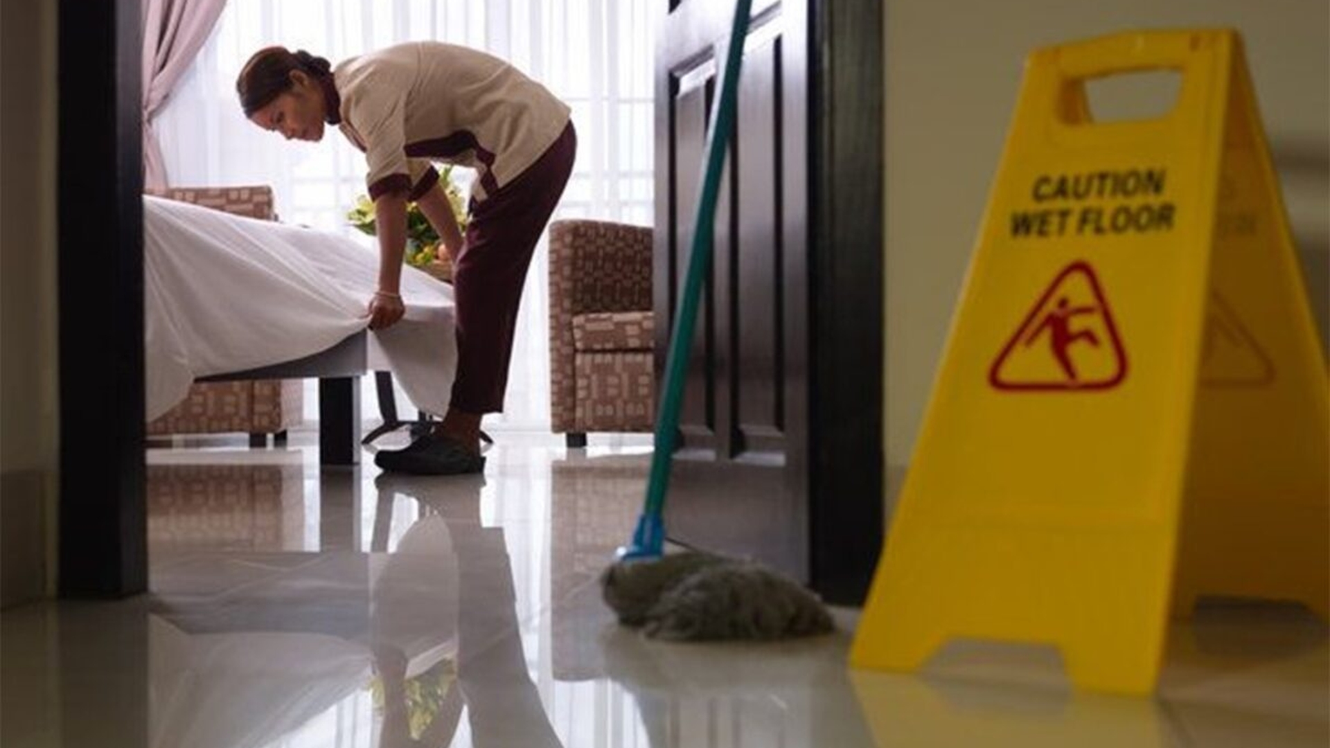 De râsul lumii! Ce a făcut o româncă de 27 de ani, după ce s-a angajat cameristă într-un hotel din Austria
