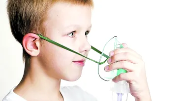 Astmul, boala cronica cel mai des intalnita la copii! Cauzele acestei afectiuni pot fi tabagismul pasiv, infectiile respiratorii, alergiile sau predispozitia genetica