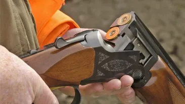 Un bărbat din Dâmbovița a fost preluat de elicopterul SMURD după ce s-a împușcat accidental cu arma de vânătoare