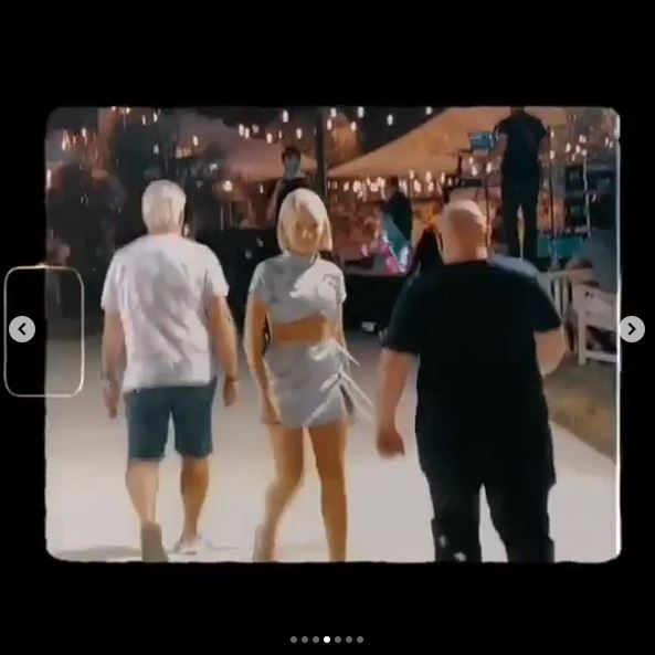 Lidia Buble a încins Instagram-ul după ce a ridicat picioarele în timp ce purta o fustă mini! Are sau nu lenjerie intimă?!