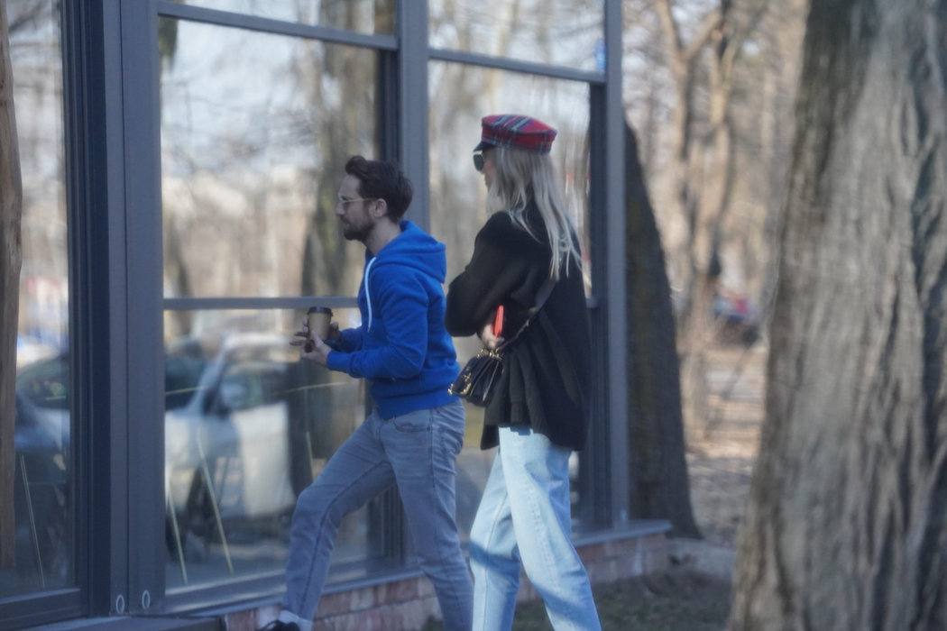 Dani Oțil, în inspecție la cafeneaua din Herăstrău, alături de soția lui, Gabriela Prisăcariu (Foto: CANCAN.RO)