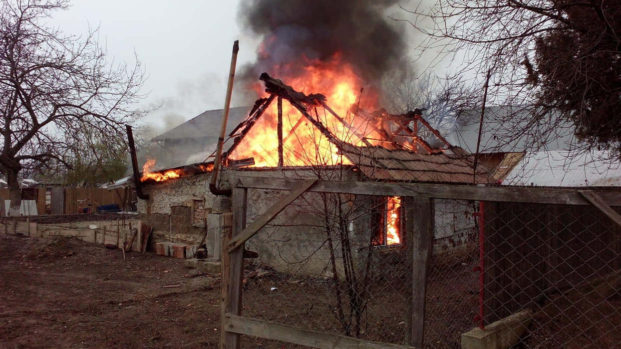 Focul le-a mistuit casa chiar înainte de Crăciun