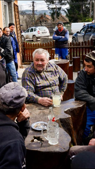 Incredibil! Ce făceau sătenii când pompierii au ajuns într-un sat pentru a ajuta la consolidarea unui dig
