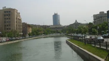 Un bărbat a fost fotografiat în timp ce făcea baie în Dâmboviţa. Motivul este incredibil! De două săptămâni..