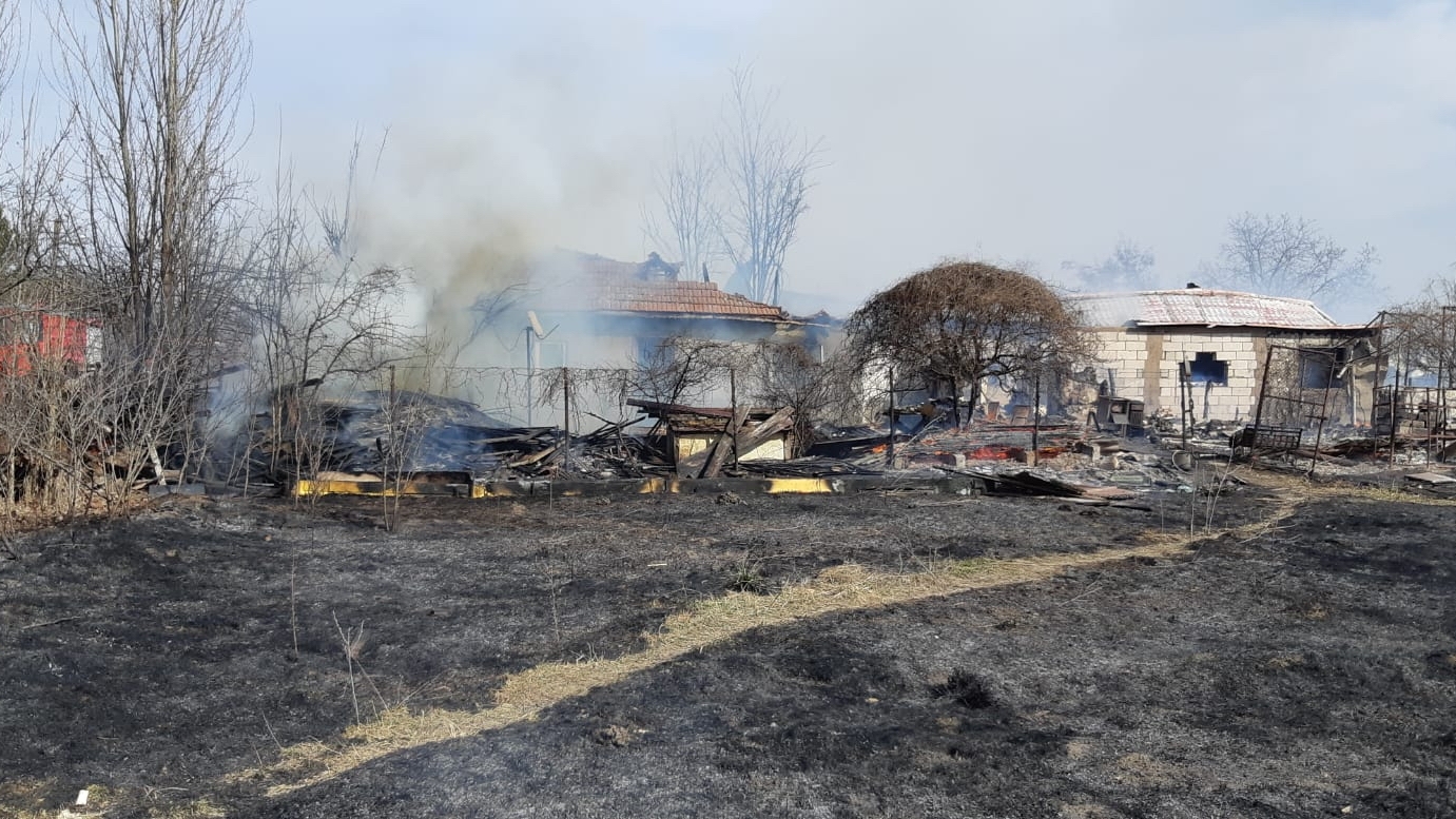 După Vrancea și Giurgiu, incendiu puternic de vegetație și în Dâmbovița | FOTO + VIDEO