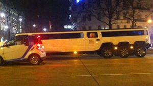 Un tanar a demonstrat cat este de exhibitionist! Si-a scos fundul pe geamul unei limuzine Hummer!
