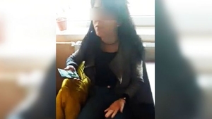 O elevă de liceu din Băile Herculane a fost snopită în bătaie, în clasă: „Nu-mi mai daţi în operaţie!”