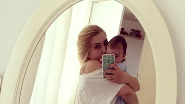 Adda a intrat în camera fiului ei şi l-a găsit aşa în pătuţ! I-a făcut poză şi a postat-o imediat pe Instagram: ”Un Alexandru se legăna...”