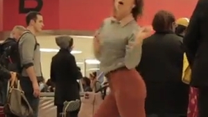 GENIAL! Uite-o pe tânăra asta cum dansează într-un aeroport ca şi cum nimeni nu ar fi de faţă! N-ai să poţi sta locului!
