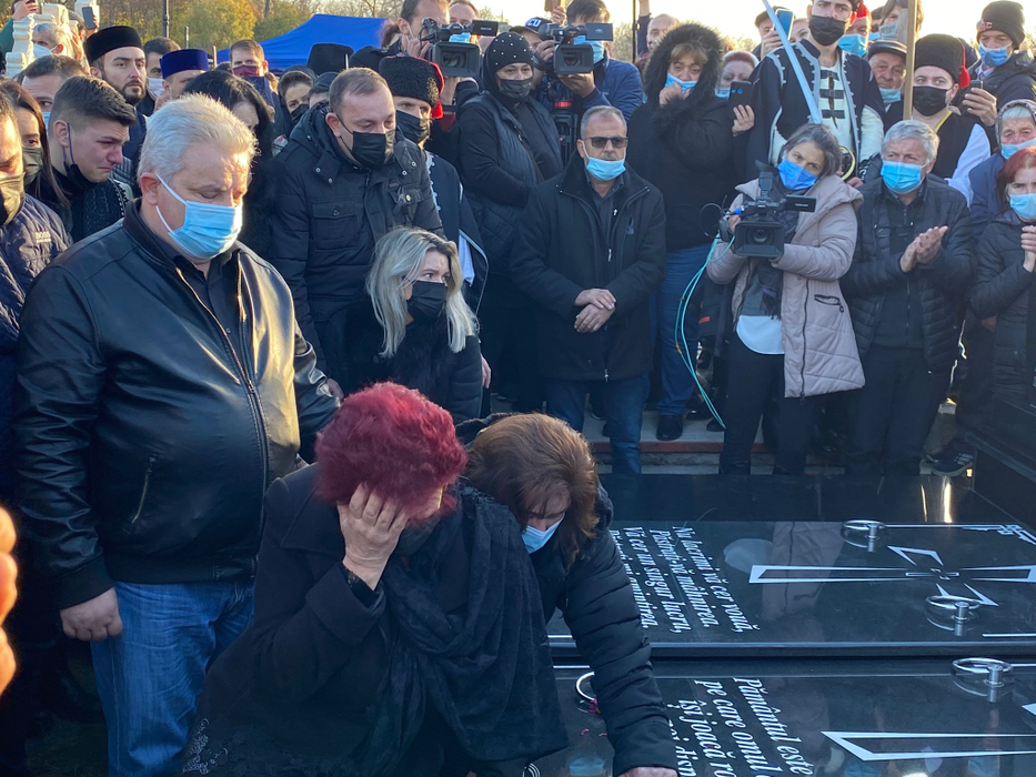 Surorile lui Petrică Mîțu Stoian, îngenuncheate de durere. Ce au strigat cele două în faţa mormântului