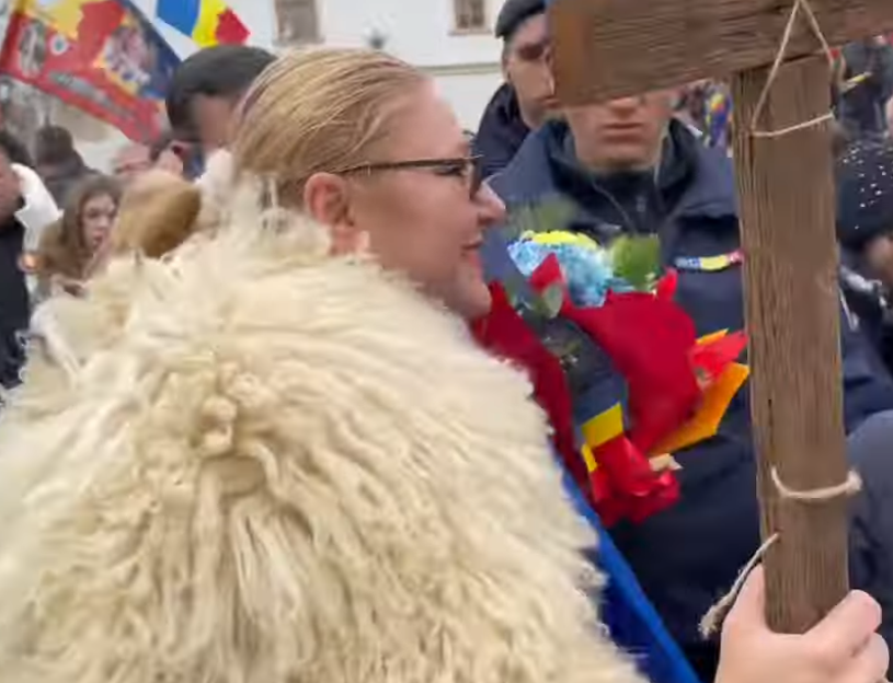 Cât costă cojocul ciobănesc pe care Diana Șoșoacă l-a purtat de Ziua Naționaă a României: ”La Gigi Becali înțeleg ironia”