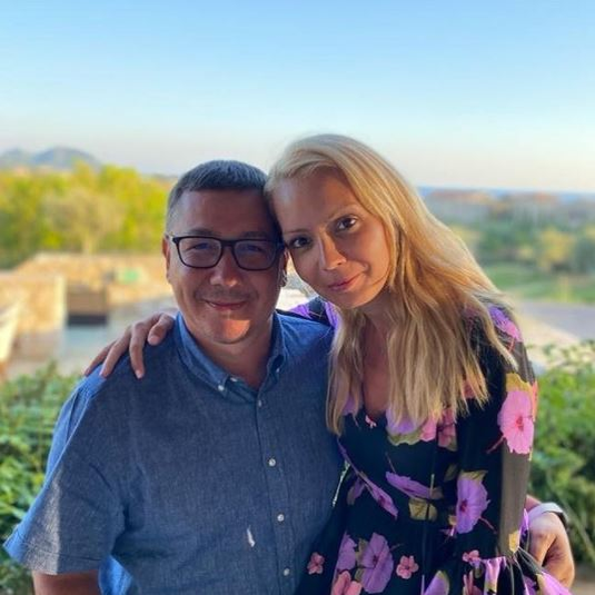 Daciana Sârbu și Victor Ponta, poză emoționantă cu fetița adoptată lângă bradul de Crăciun. Alături de ei este și fiica biologică: “Noi”