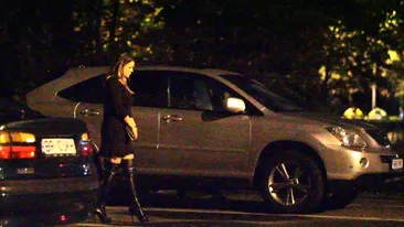 Fosta sotie de fotbalist s-a comportat ca o adolescenta infierbantata in preajma noului iubit. Mai aveau putin si faceau sex