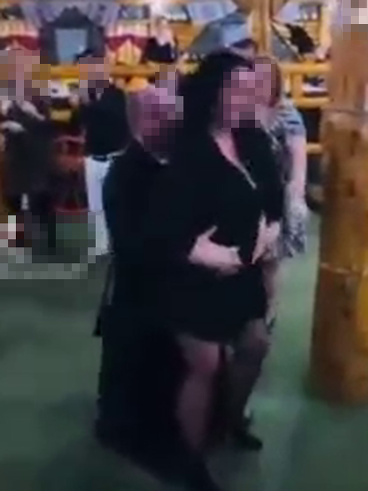 ”Popa” a cuprins-o pe brunetă (Foto: Captură Facebook)