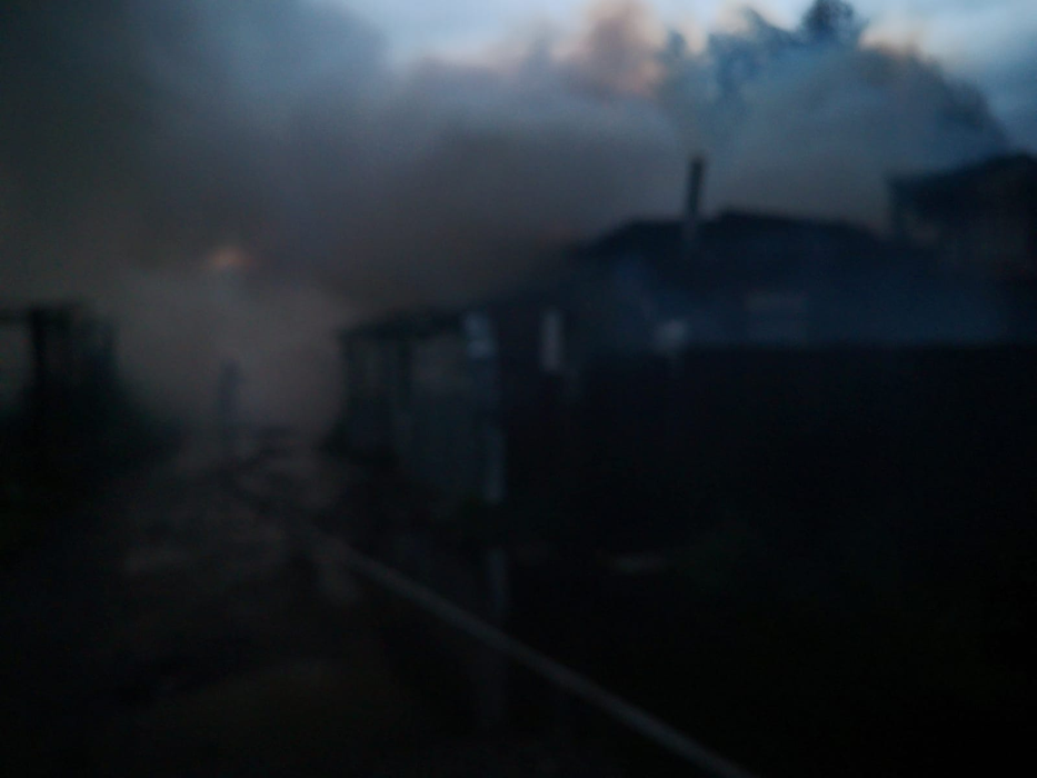 Tragedie. O familie din Moinești se zbate între viață și moarte, în urma unui incendiu care le-a ars casa și toată averea.